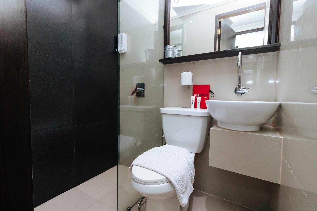Reddoorz Plus @ Poblacion Makati Makati City Exterior photo